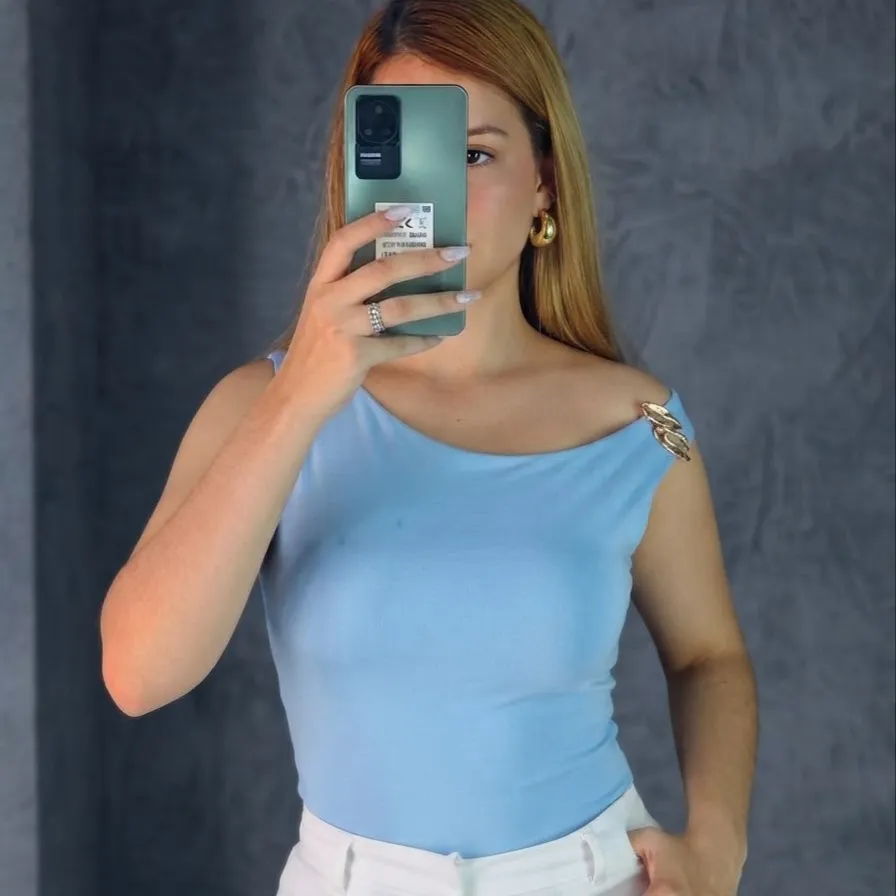 Blusa asimetrica con aplique